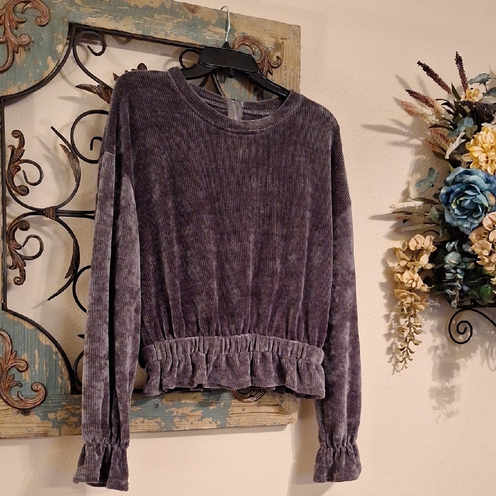 Essue Gray Sweater. Excellent Condition Size Medium